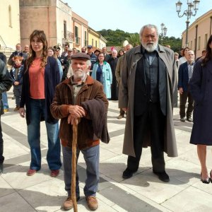La vita va così: Diego Abatantuono, Aldo Baglio, Virginia Raffaele, Giuseppe Ignazio Loi e il cast in un'immagine