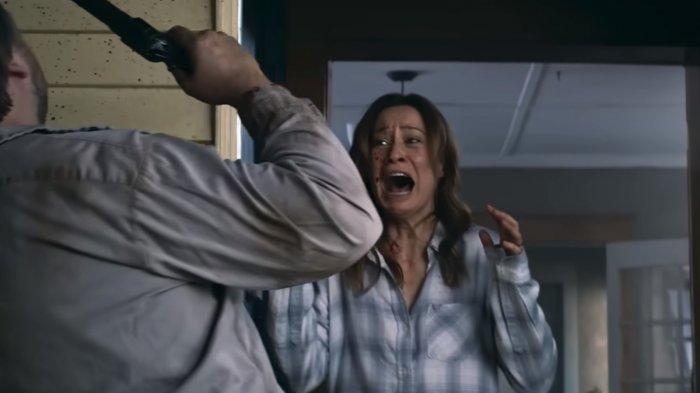 L'horror Shelby Oaks, prodotto da Mike Flanagan, promette terrore e sangue, ecco il trailer