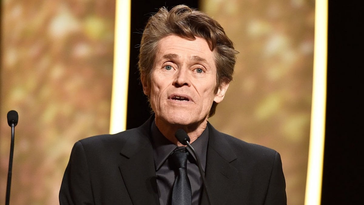 willem dafoe inedito balla in abito da sera e diventa immediatamente virale