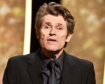 Willem Dafoe inedito: balla in abito da sera e diventa immediatamente virale