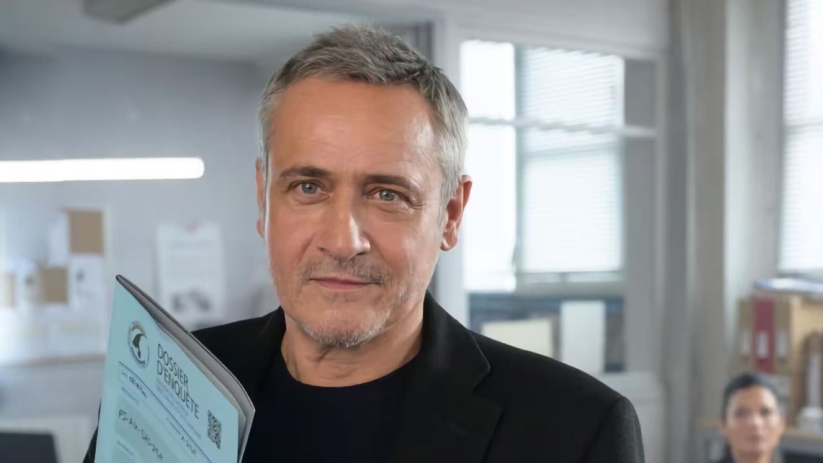 Jean-Michel Tinivelli è il capitano Simon Coleman