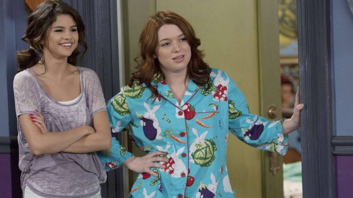 Selena Gomez e Jennifer Stone di nuovo insieme: reunion nostalgica per i fan di I Maghi di Waverly Selena Gomez e Jennifer Stone di nuovo insieme: reunion nostalgica per i fan di I Maghi di Waverly