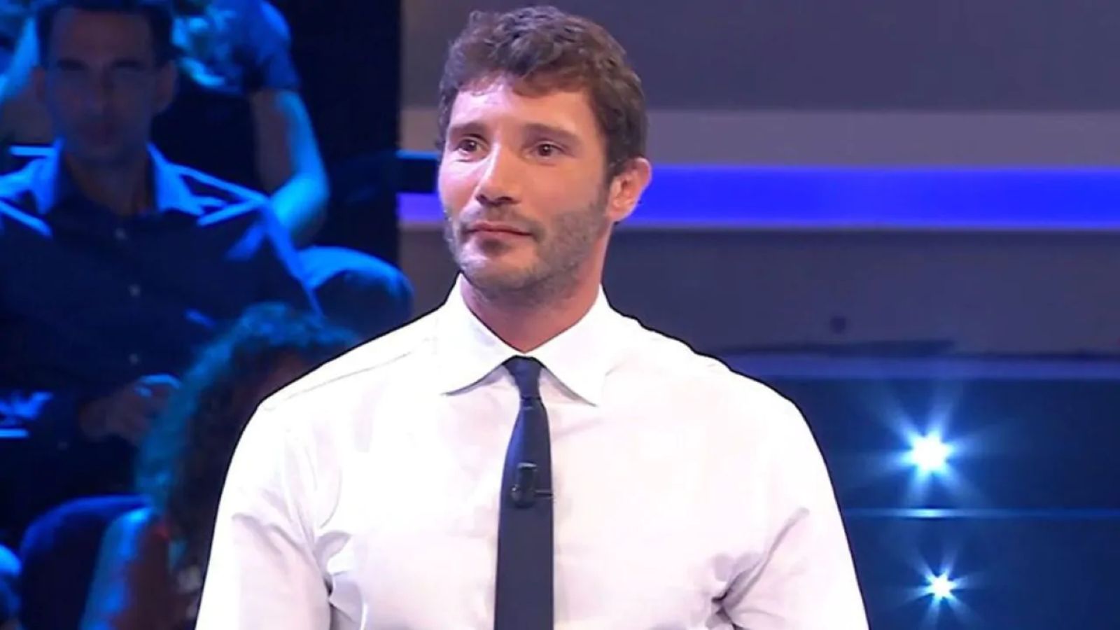 Stefano De Martino durante una puntata di Affari Tuoi