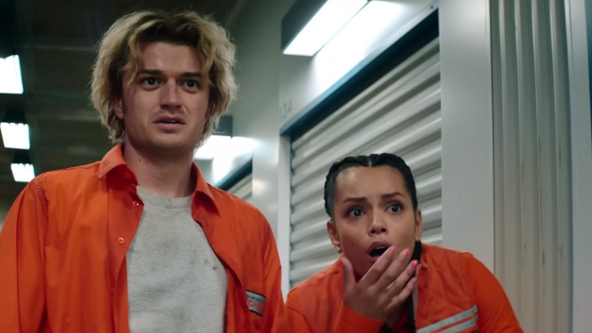 liam neeson e la star di stranger things joe keery vogliono salvare il mondo nel trailer di cold storage