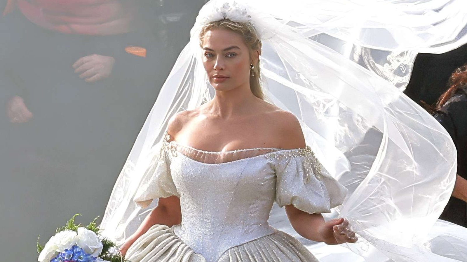 Margot Robbie in abito da sposa sul set di Cime tempestose