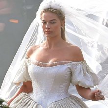 Cime tempestose: Margot Robbie in abito da sposa sul set del film