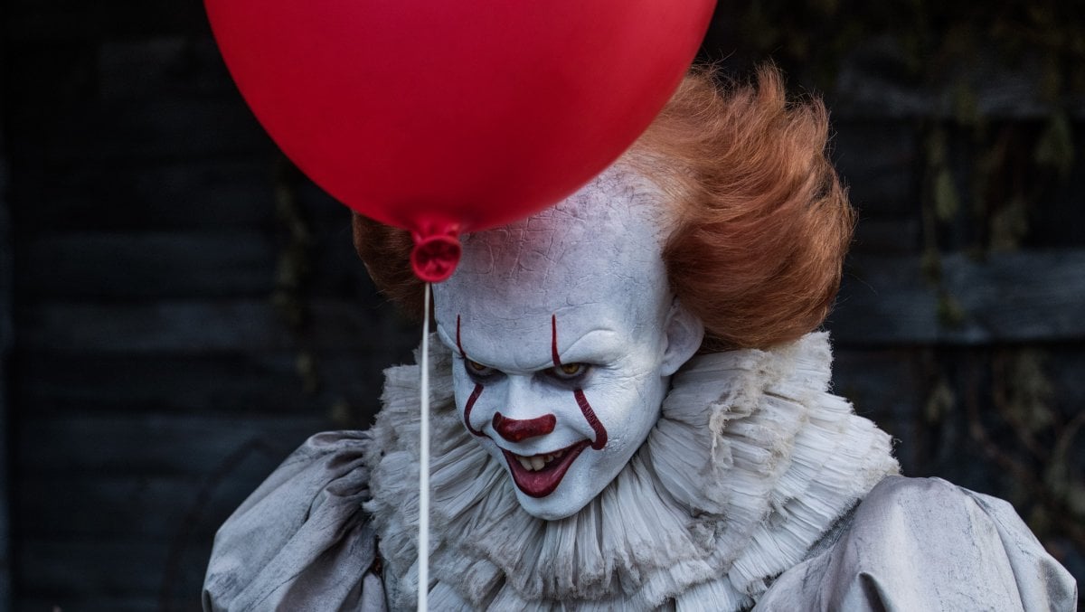 it welcome to derry svelato il look di pennywise nella nuova serie prequel di hbo max