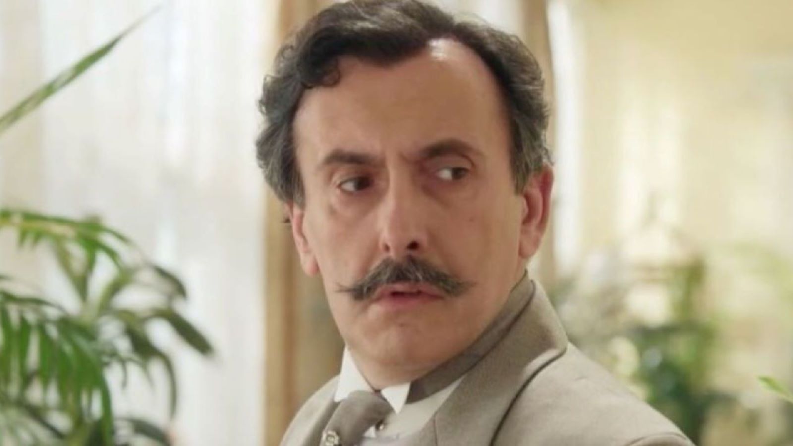 Il Conte Ayala  interpretato da Miquel García Borda