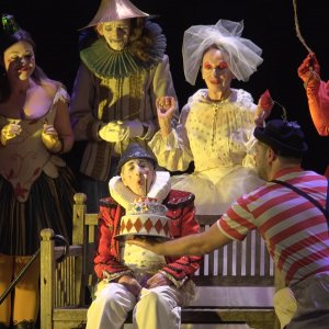 Bobò: la scena del compleanno sul palcoscenico