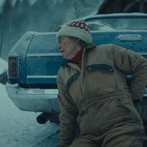 The Dead of Winter: Emma Thompson si ripara dietro a un'auto