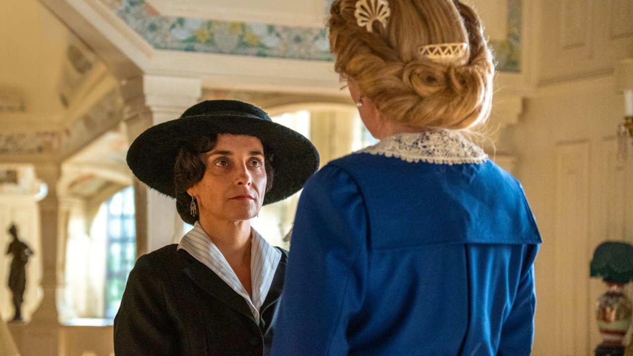 La signora Ros interpretata da Gemma Brio