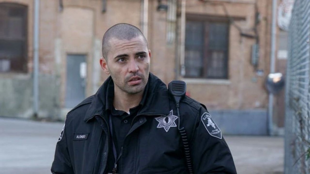 Benjamin Levy Aguilar nei panni dell'Agente Dante Torres