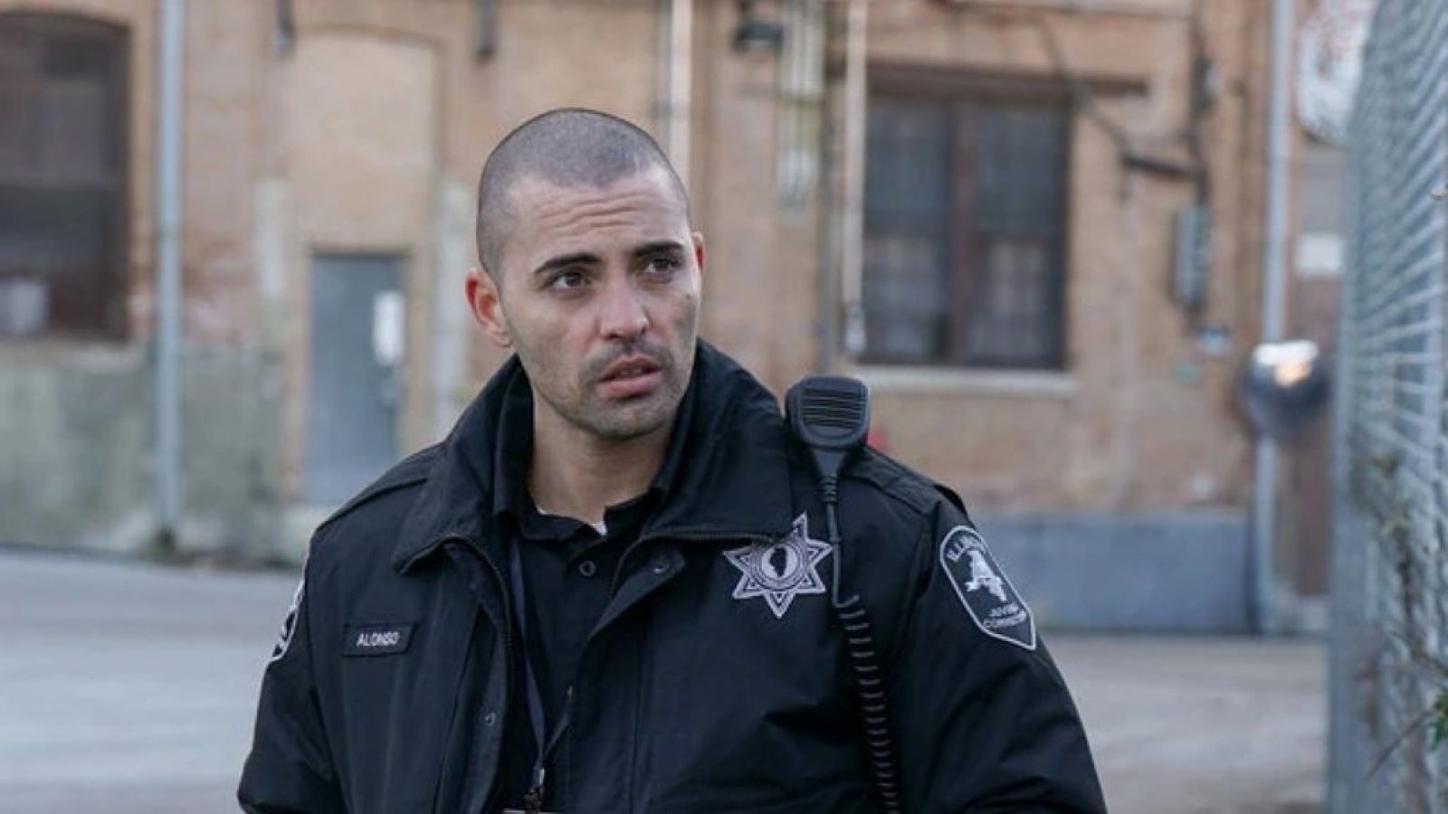 Benjamin Levy Aguilar nei panni dell'Agente Dante Torres
