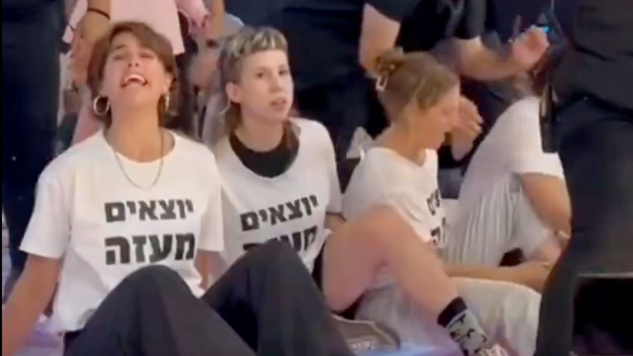 Gli attivisti di Standing Together