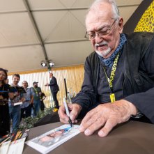 Lamberto Bava firma autografi ai fan al Locarno Film Festival 2025