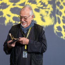 Lamberto Bava ammira il suo Pardo al Locarno Film Festival 2025