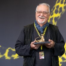 Lamberto Bava col Pardo consegnatogli a Locarno 2025
