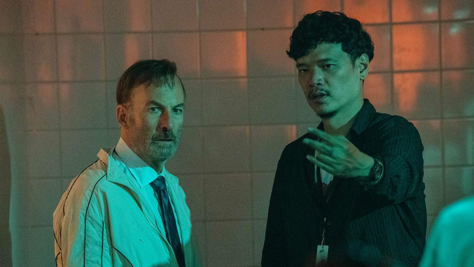 Timo Tjahjanto e Bob Odenkirk sul set