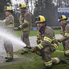 La squadra interviene per spegnere l'incendio al campo di baseball