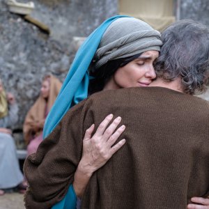 Il Vangelo di Giuda: l'abbraccio tra Paz Vega e John Savage