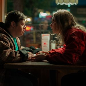 La notte arriva sempre: Vanessa Kirby e Zack Gottsagen