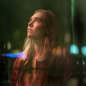 La notte arriva sempre: Vanessa Kirby in una scena