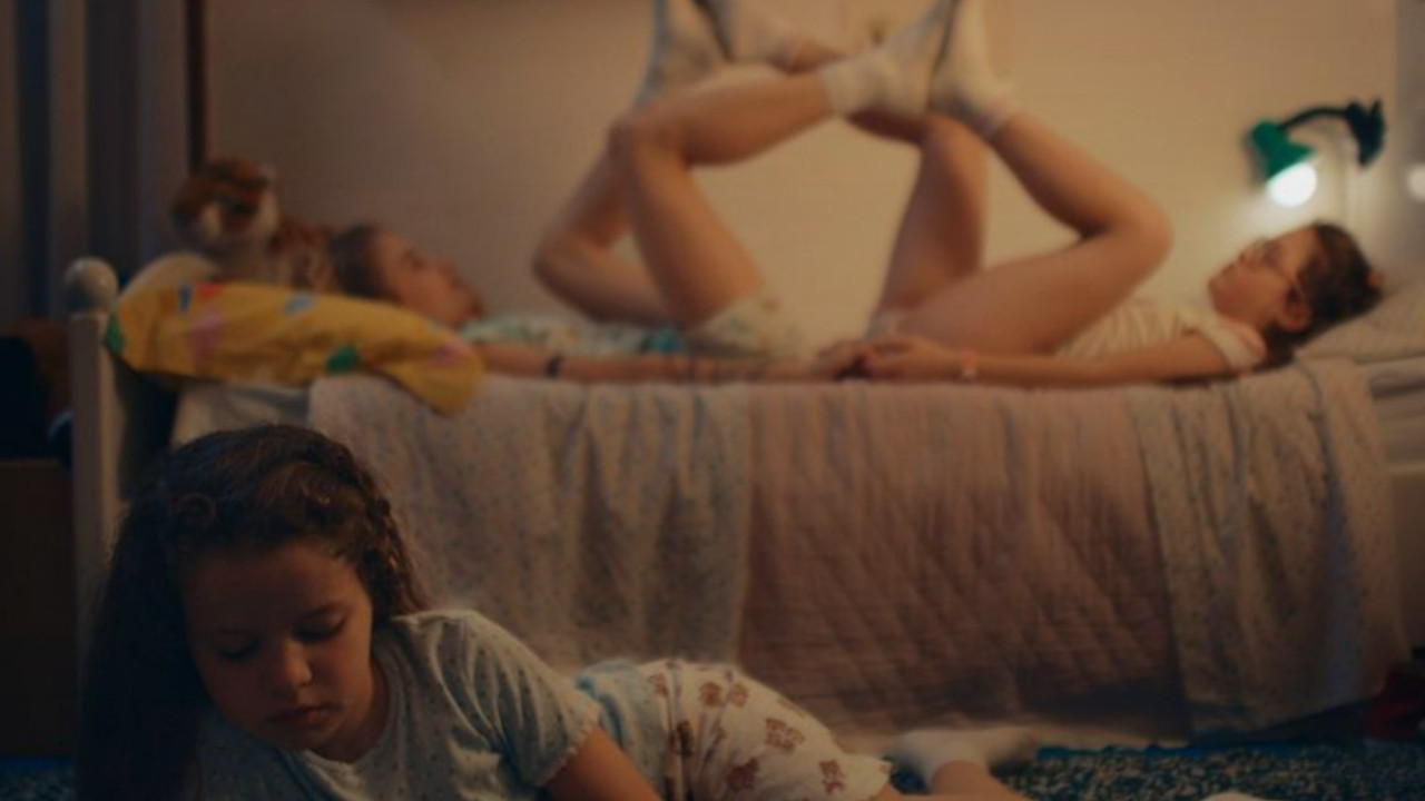 Le bambine, recensione: il grido di rabbia delle sorelle Bertani in un'opera dirompente