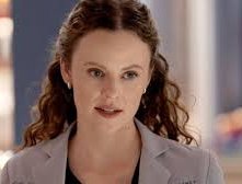 Sarah Ramos interpreta Caitlin Lenox