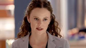 Sarah Ramos interpreta Caitlin Lenox