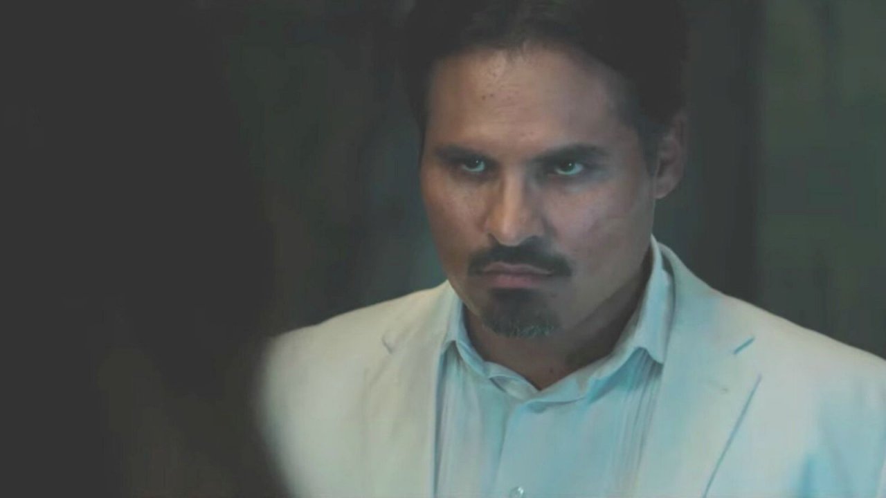 Michael Peña è Mr. Roarke