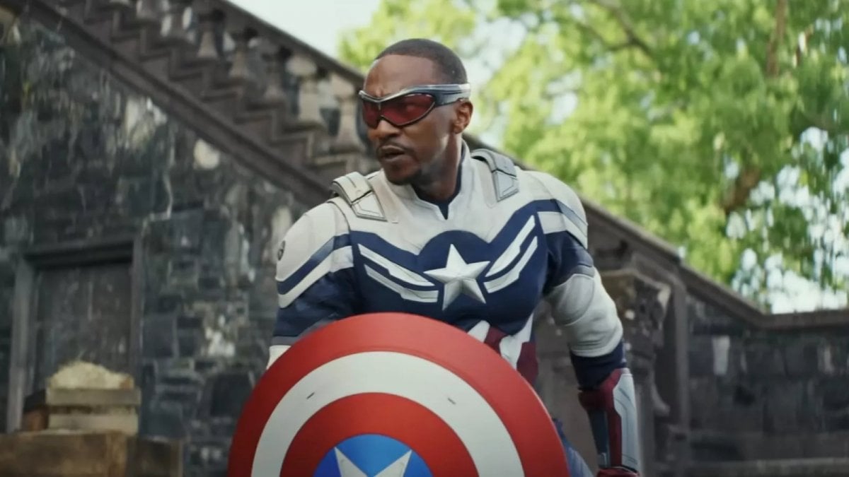 avengers doomsday anthony mackie avvistato mentre bacia una donna misteriosa sul set di londra