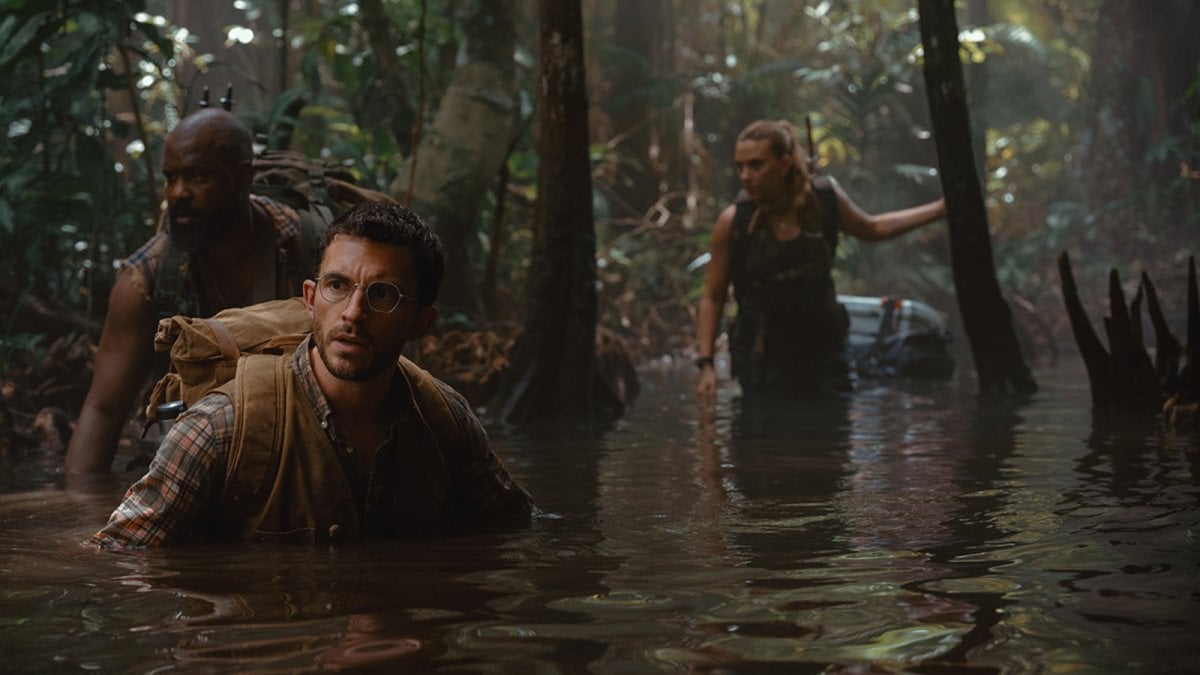 jurassic world la rinascita jonathan bailey nella clip esclusiva che svela i segreti del set