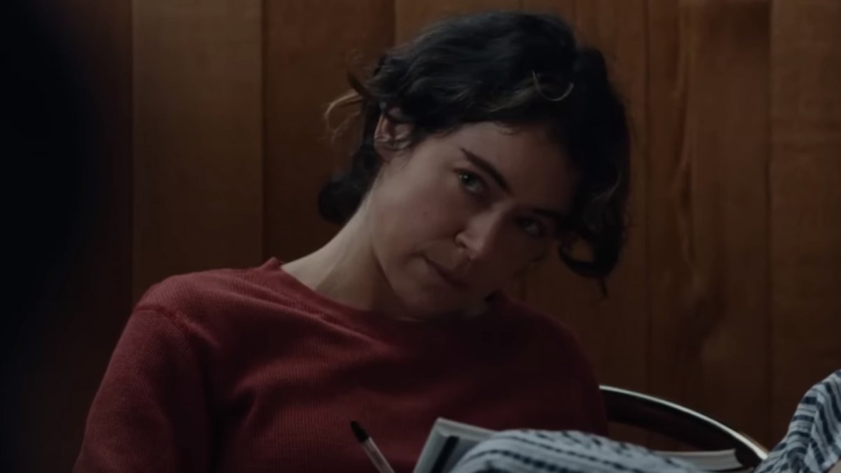 osgood perkins trasforma la fuga romantica di tatiana maslany in un incubo horror ecco il trailer di keeper