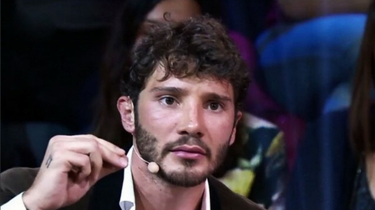 stefano de martino e i video intimi rubati scattano le prime denunce cosa rischiano160gli160utenti