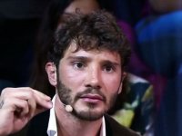 Stefano De Martino e i video intimi rubati: scattano le prime denunce. Cosa rischiano gli utenti?