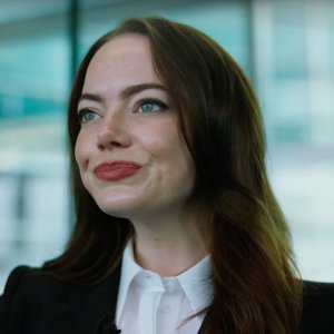 Bugonia: Emma Stone in un primo piano
