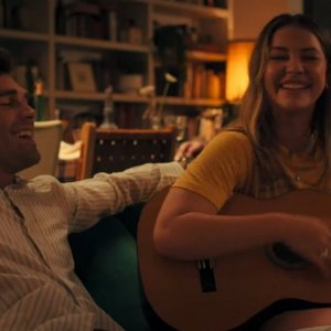 La mappa che mi porta a te: Madelyn Cline, KJ Apa in una foto del film