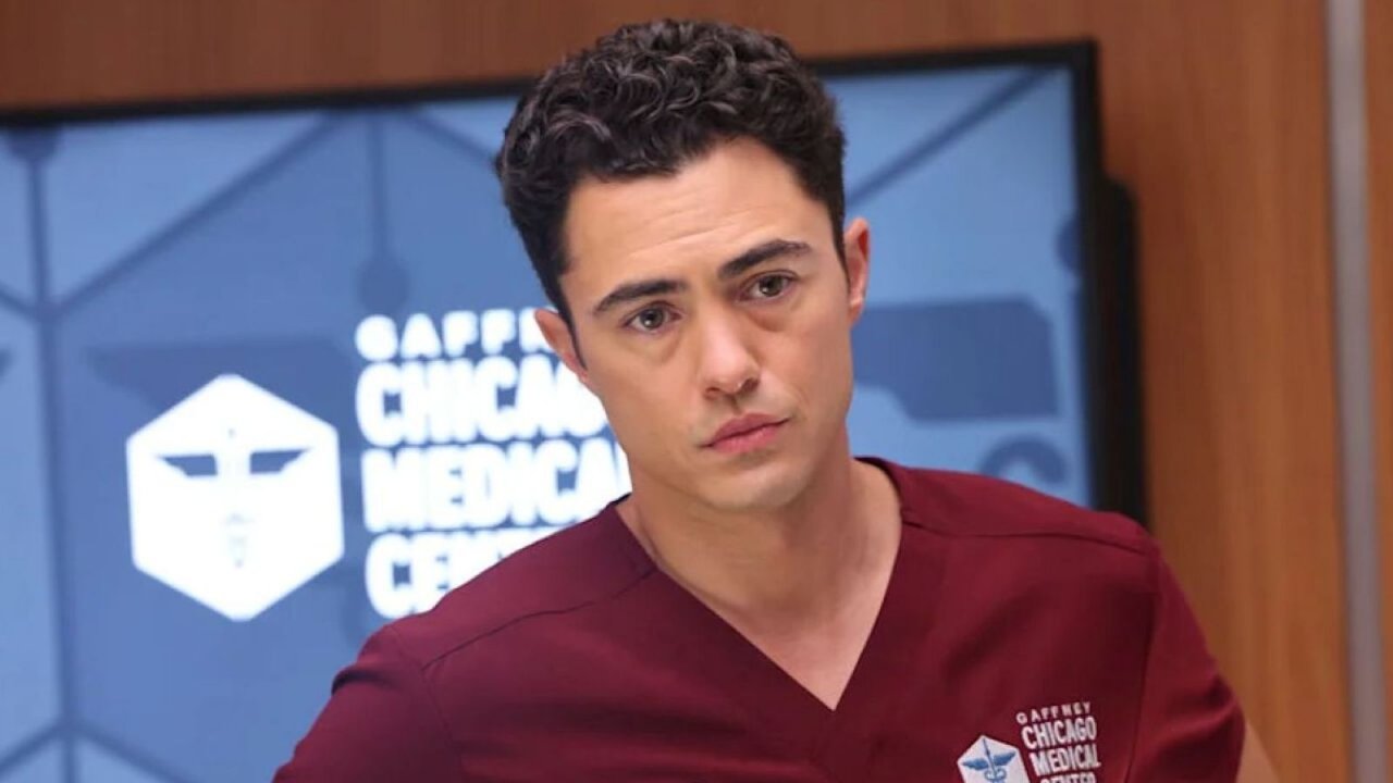 Darren Barnet nel ruolo di John Frost