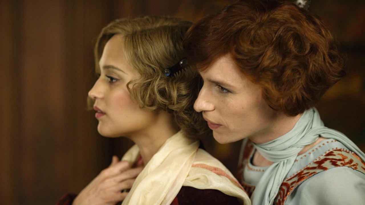 The Danish Girl, Alicia Vikander e Eddie Redmayne in una scena