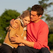 Eenie Meanie: Karl Glusman e Samara Weaving  in una scena