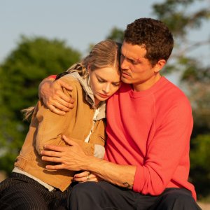 Eenie Meanie: Karl Glusman e Samara Weaving  in una scena