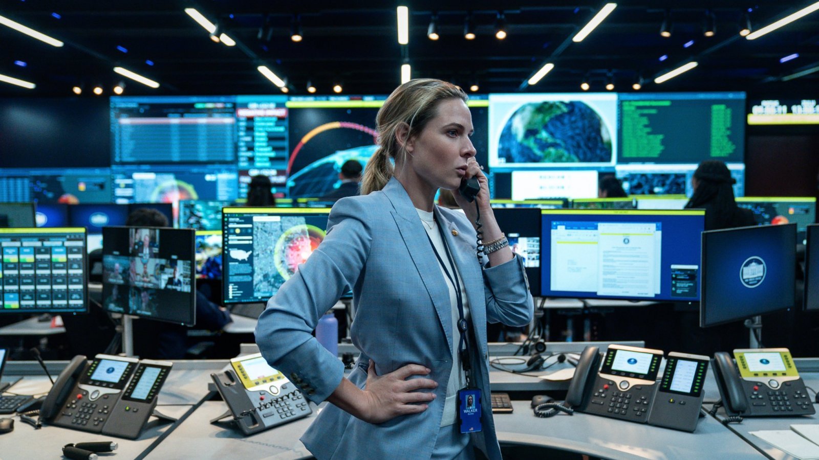 Rebecca Ferguson al telefono in una scena