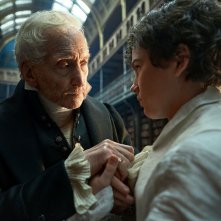 Frankenstein: Charles Dance e  Christian Convery in una scena