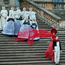 Frankenstein: Mia Goth, Christian Convery in una sequenza