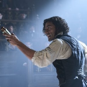 Frankenstein: Oscar Isaac durante una scena