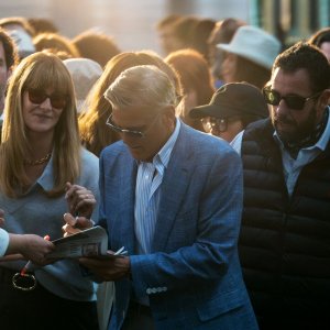 Jay Kelly: George Clooney, Laura Dern e Adam Sanderl in una scena