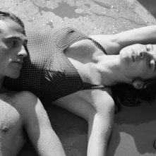 L’étranger:  Rebecca Marder, Benjamin Voisin in una foto in una foto del film