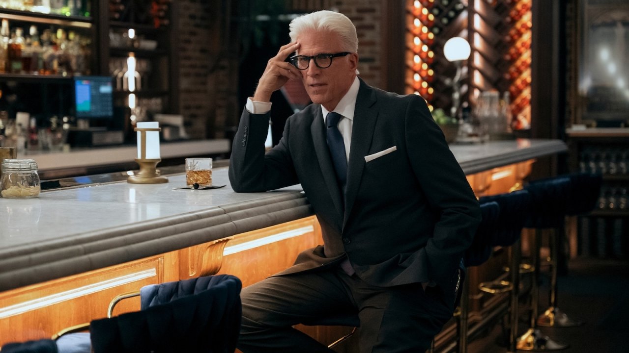 A Man On the Inside: Ted Danson in una scena