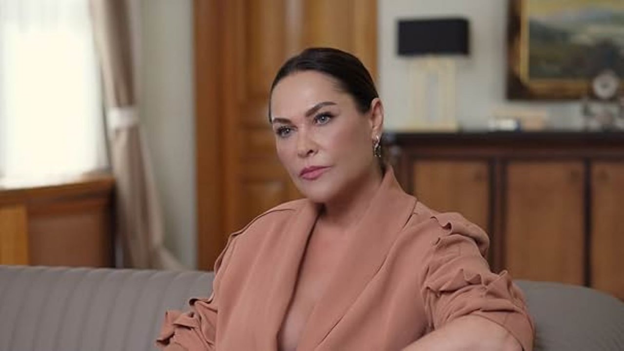 Hülya Avşar nel ruolo di Hale Ilgaz