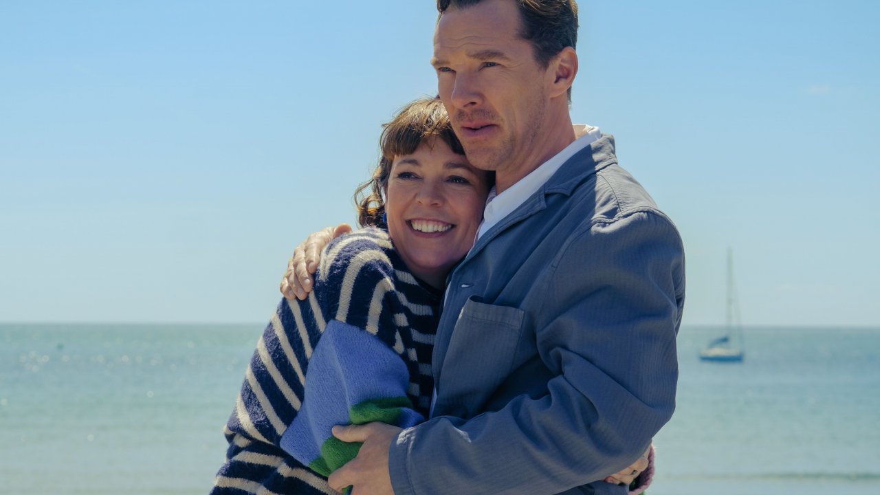 Benedict Cumberbatch e Olivia Colman in una scena de I Roses